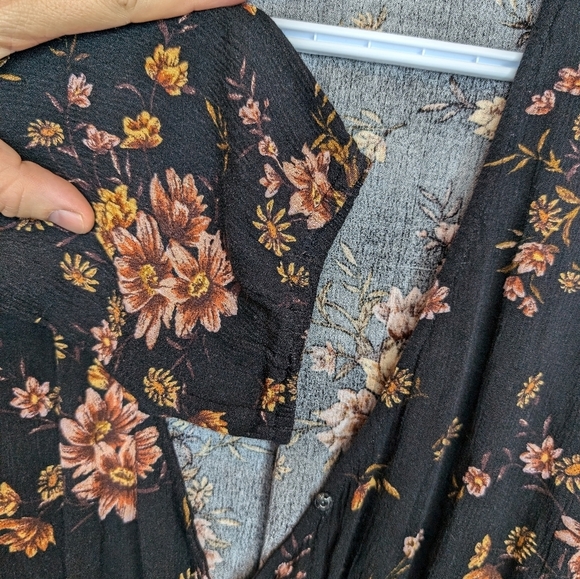 Forever 21 Long Sleeve Floral Wrap Dress Women’s Size Large Black and Yellow - Picture 8 of 9